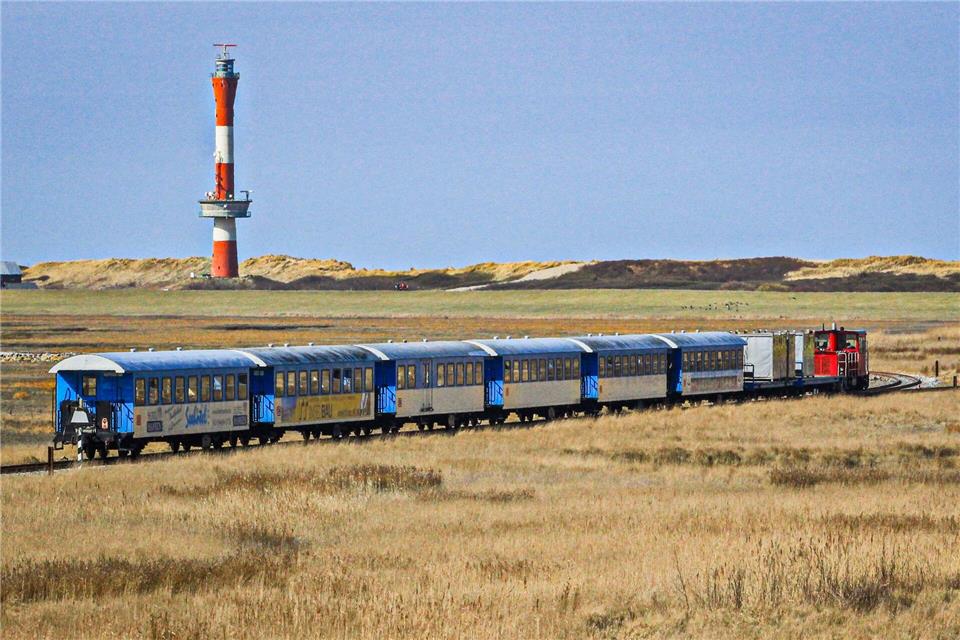 Die Inselbahn fährt über die Salzwiesen von Wangeroog: Der Bürgermeisterposten auf Wangerooge ist seit Herbst 2023 unbesetzt. (Archivbild)Bernd F. Meier/dpa-tmn