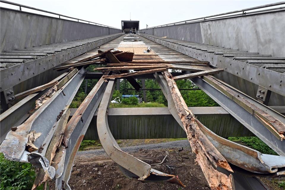 Die Inselbergschanze soll fallen. Nach einem gescheiterten ersten Versuch soll der Abriss nun gelingen. (Archivbild)Martin Schutt/dpa