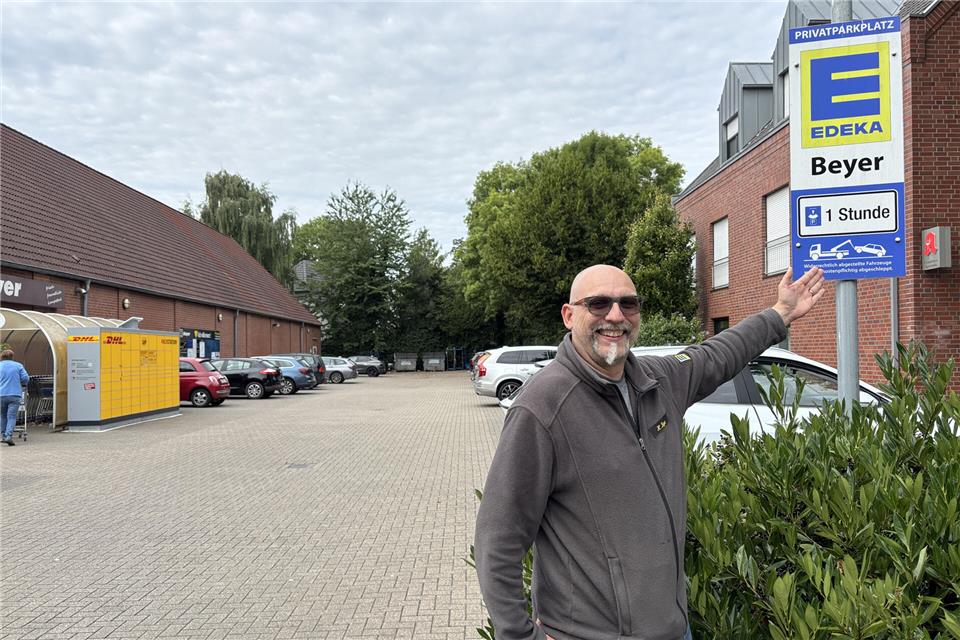 Die Installation des Videoüberwachungssystems verzögert sich aufs nächste Jahr. Auf Holger Beyers Parkplatz dürfen Autos maximal eine Stunde parken.
