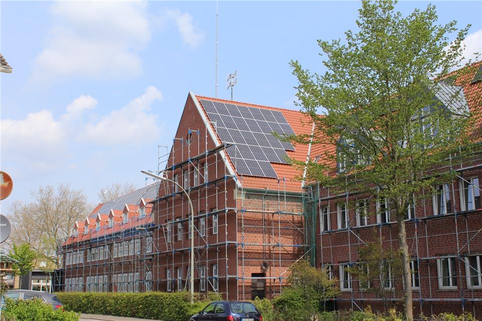 Die Installation von Photovoltaikanlagen wie hier auf dem Dach der Julia-Koppers-Gesamtschule nennt die Verwaltung als Beispiel für klimaschützende Projekte.