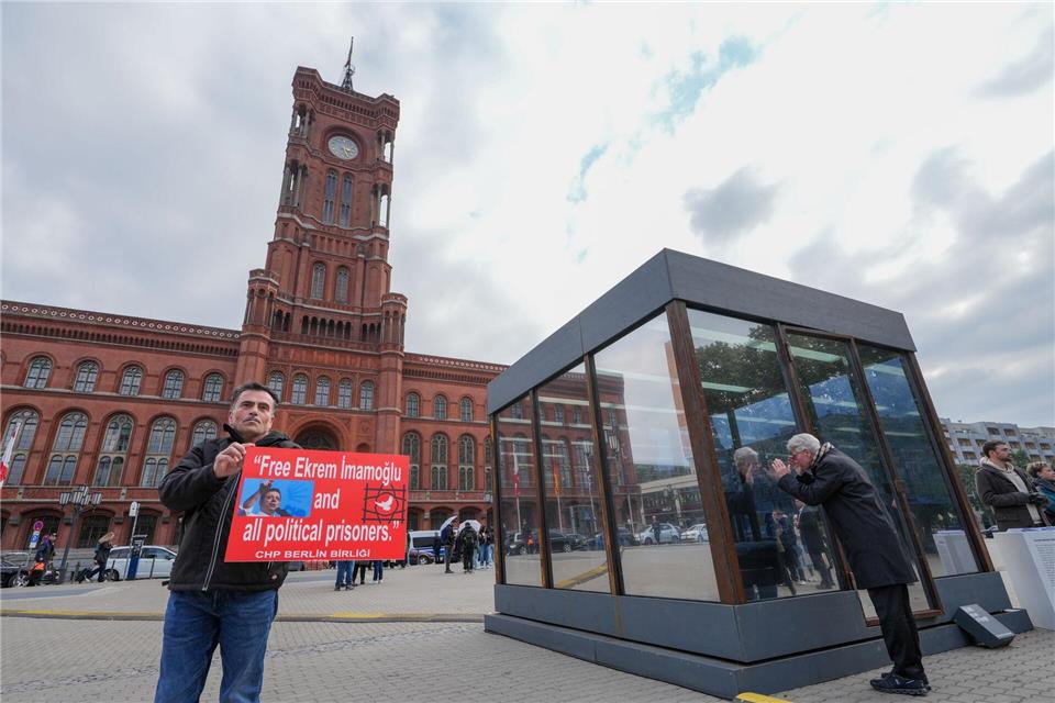 Die Installation vor dem Rathaus zeigt, wie eine Zelle im berüchtigten Silivri-Gefängnis in der Türkei aussieht. Soeren Stache/dpa