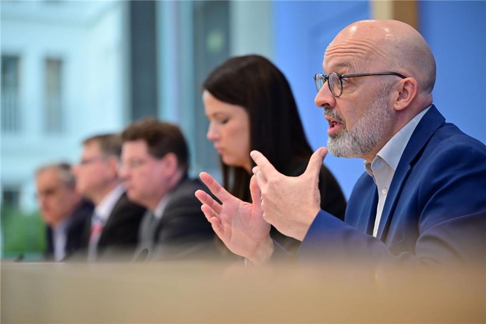 Die Institute sehen große Unsicherheiten.Sebastian Christoph Gollnow/dpa