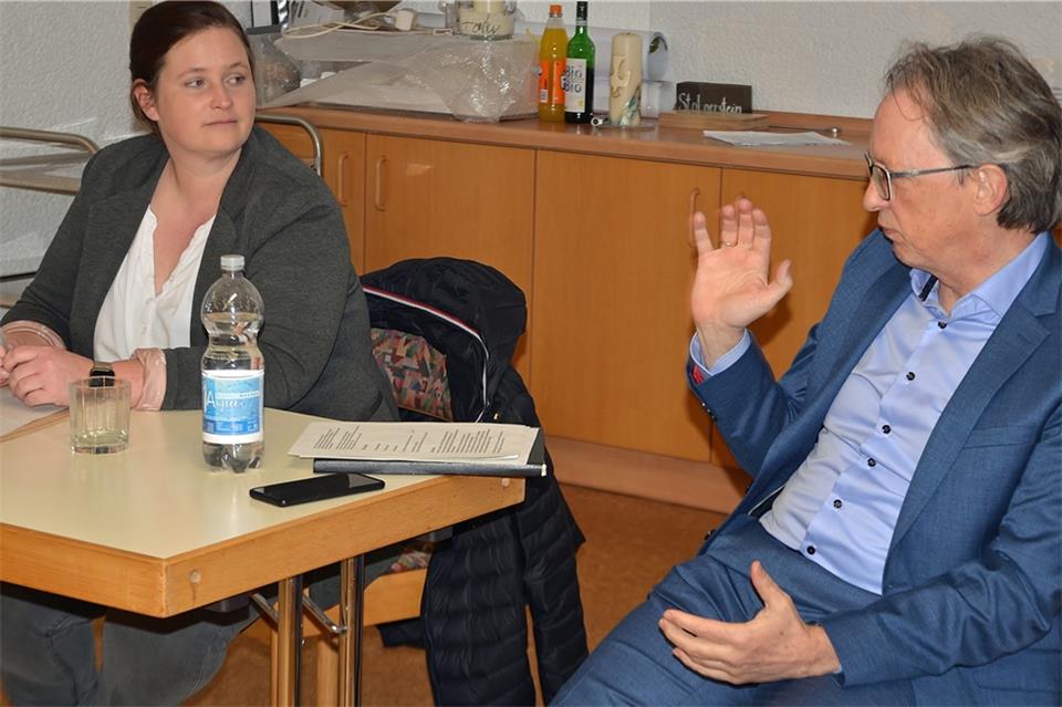 Die Integrationsbeauftragte der Gemeinde Raesfeld, Nicole Höbing, und der Erste Beigeordnete Markus Büsken bei der Infoveranstaltung im Pfarrheim.