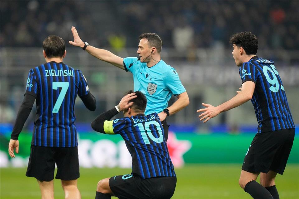Die Inter-Spieler können Felix Zwayers Entscheidung nicht fassen.Luca Bruno/AP/dpa