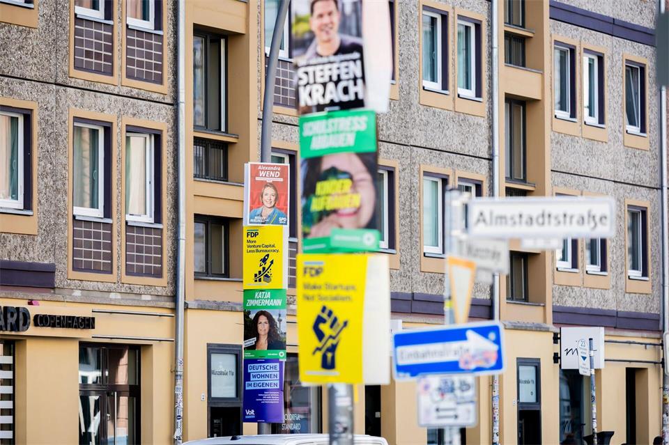 Die Internet-Plattform „FragDenStaat“ stellte den Real-O-Mat laut eigenen Angaben erstmals zur Bundestagswahl 2025 zur Verfügung. (Symbolbild)Christoph Soeder/dpa