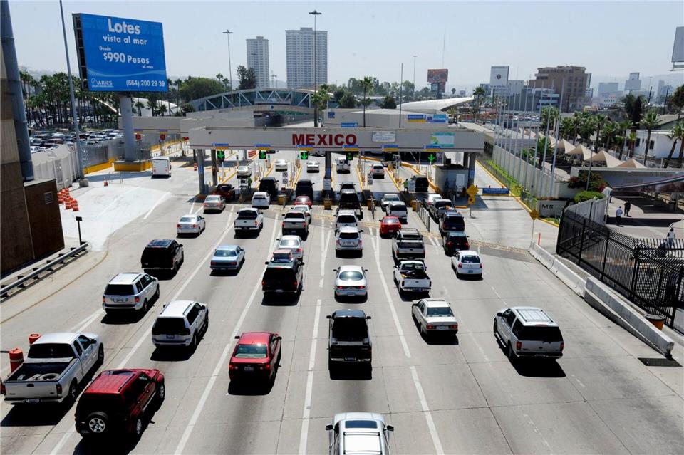 Die Interstate 15 führt von San Diego zur mexikanischen Grenze: Der Übergang San Ysidro liegt 15 Meilen südlich der kalifornischen Großstadt.Mike Nelson/epa/dpa-tmn
