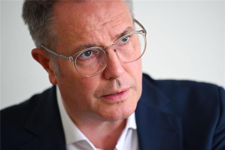 Kabinett bringt 5,45 Milliarden Euro Investition auf den Weg  Die Investitionsoffensive werde Rheinland-Pfalz spürbar verändern, verspricht Ministerpräsident Alexander Schweitzer (SPD). (Archivbild)Arne Dedert/dpa