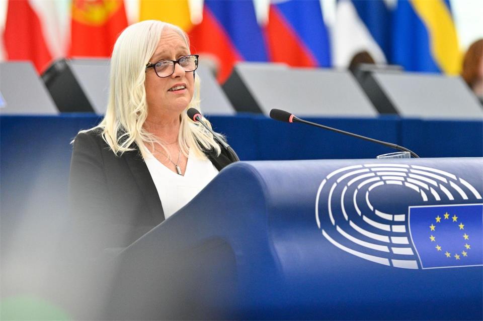 Die Irin Jackie Fox kämpft nach dem Suizid ihrer Tochter auch auf europäischer Ebene für neue Gesetze gegen Cybermobbing und digitale Gewalt. (Handout)EP Philippe STIRNWEISS/European Union 2026/dpa