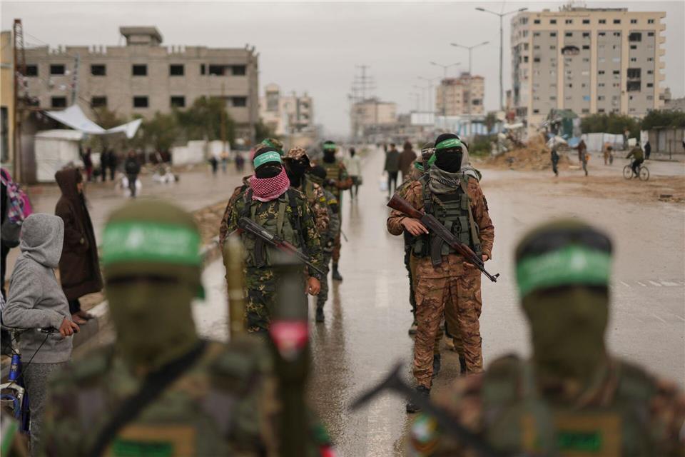 Die Islamistenorganisation Hamas im Gazastreifen will ihre Waffen nicht, wie von Israel gefordert, niederlegen.Abdel Kareem Hana/AP/dpa