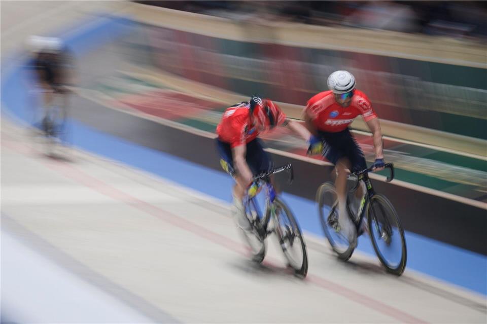 Die Italiener Simone Consonni (2.v.r) und Michele Scartezzini haben die Bremer Sixdays gewonnen. (Archivbild)Focke Strangmann/dpa