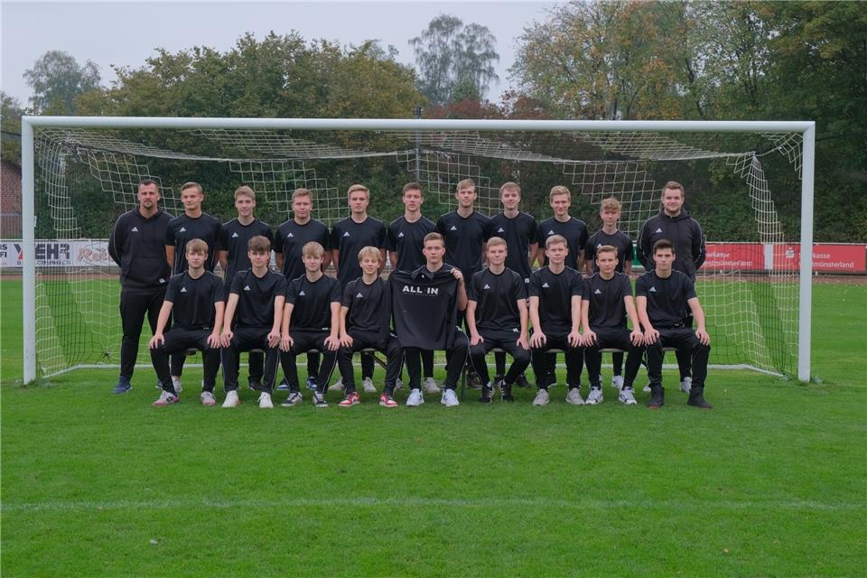 Die JSG Oeding-Weseke-Südlohn mit ihren beiden Trainern Stephan Doods (oben links) uns Marcel Späker (oben rechts).