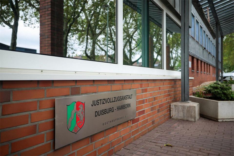 Die JVA Duisburg-Hamborn: Hier floh ein Häftling über das Dach.Christoph Reichwein/dpa