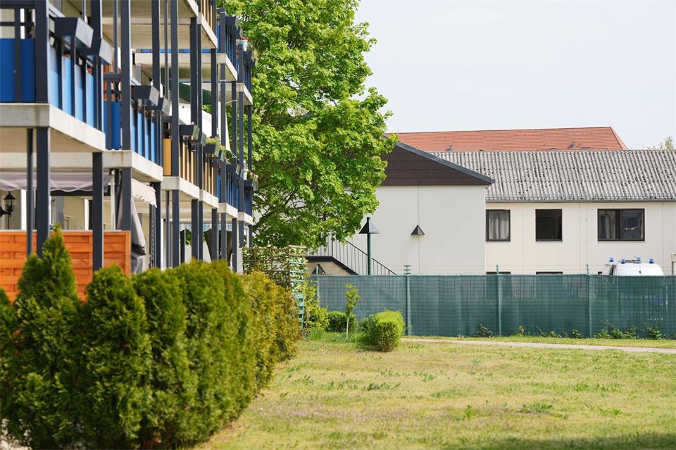 Die JVA des offenen Vollzugs in Berlin hat deutlich niedrigere Zäune als geschlossene Anstalten und liegt direkt neben Wohnhäusern.Soeren Stache/dpa