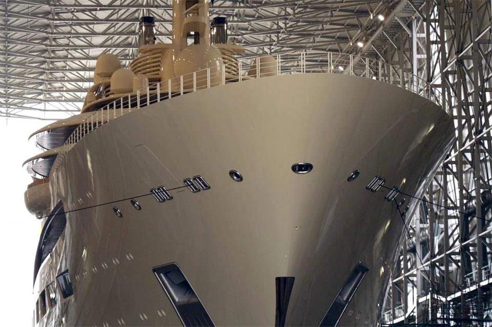 Die Jacht liegt auf dem Gelände der Lürssen-Werft. (Archivbild)Jörn Hüneke/TNN/dpa