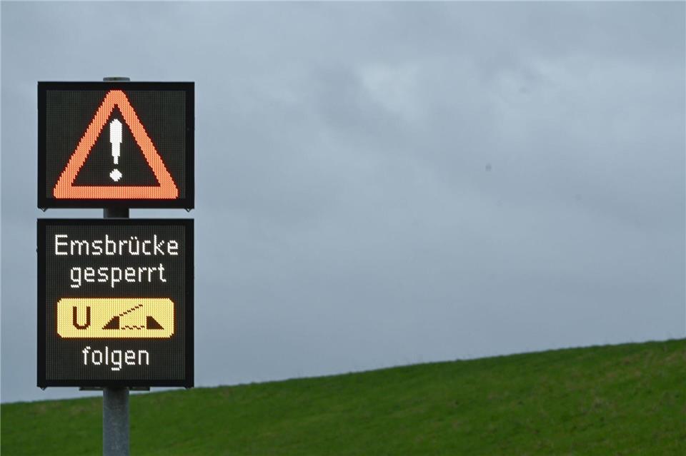 Die Jann-Berghaus-Brücke in Leer soll wegen des Warnstreiks fast den ganzen Dienstag für den Autoverkehr gesperrt werden. (Symbolbild) Lars Penning/dpa
