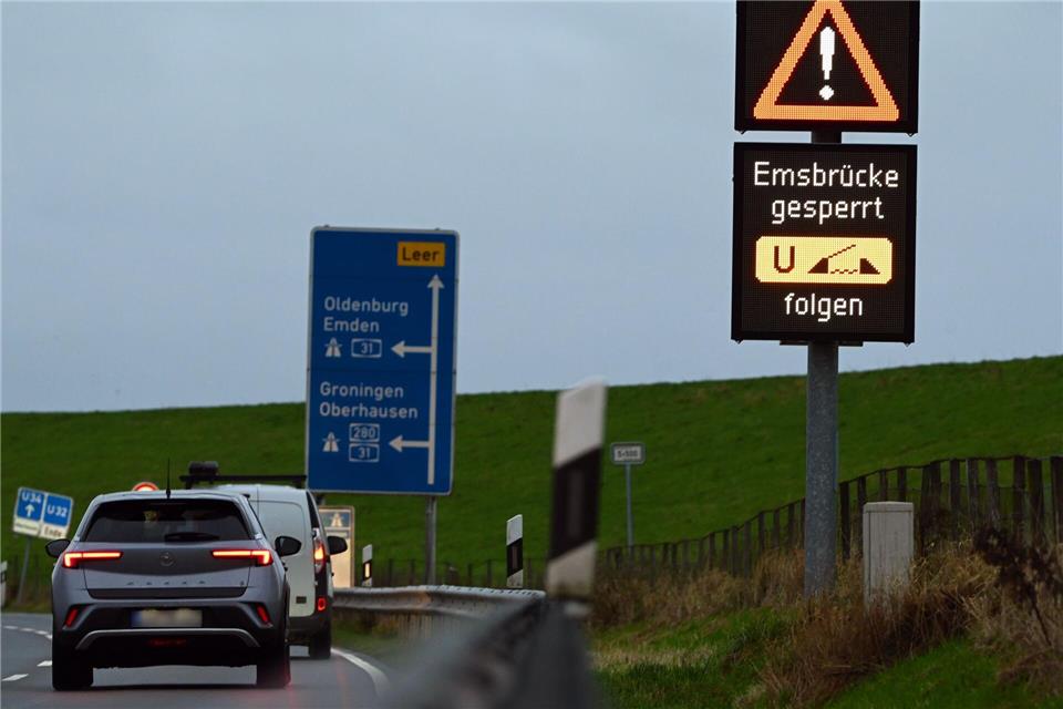 Die Jann-Berghaus-Brücke in Leer wird infolge des Warnstreiks gesperrt. (Archivbild)Lars Penning/dpa
