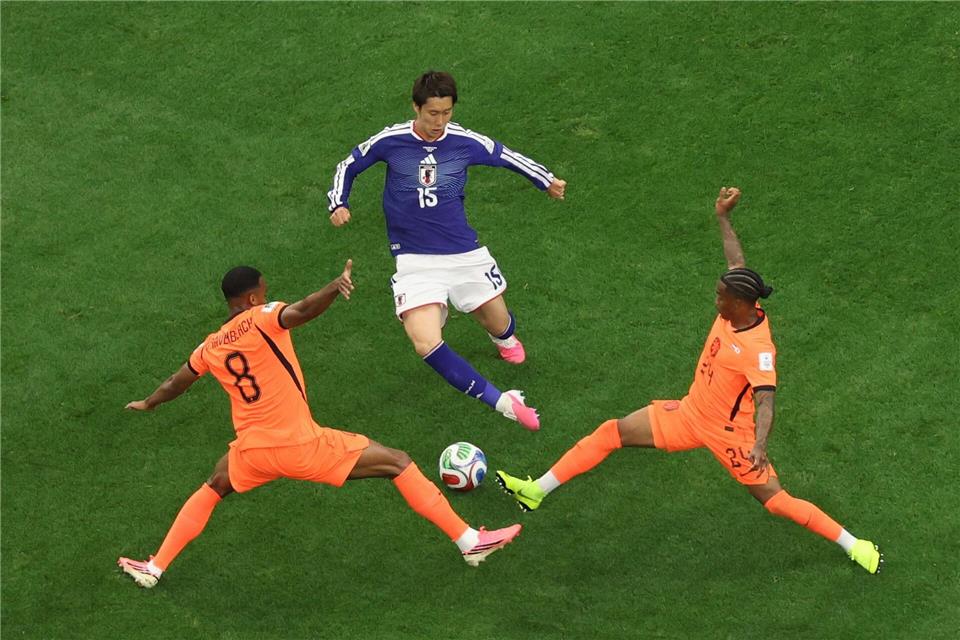 Die Japaner um Daichi Kamada (in Blau) waren für die Niederlande der erwartet schwere WM-Auftaktgegner. Sam Hodde/AP/dpa