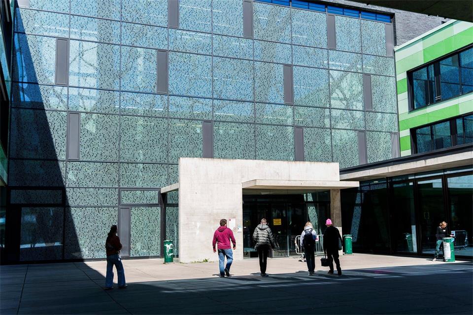 Die Johannes Gutenberg-Universität Mainz darf ab 2027 im Verbund mit zwei weiteren Rhein-Main-Hochschulen den Exzellenz-Titel tragen. (Symbolbild)Andreas Arnold/dpa