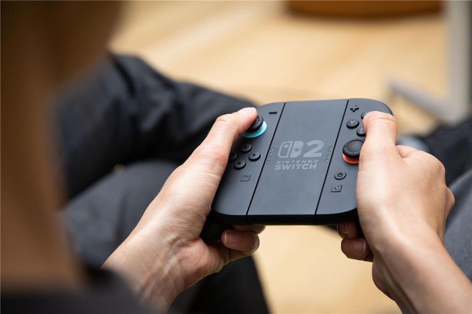 Die Joycons werden an der Halterung zu einem klassischen Controller.Christin Klose/dpa-tmn