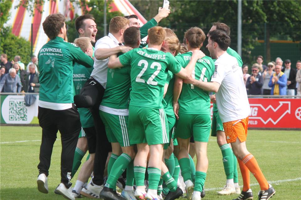 Die Jubeltraube nach dem Spiel: Mit einer bärenstarken Leistung und einem 5:0-Kantersieg im Top-Spiel gegen Stadtlohn übernahm der TSV Raesfeld wieder die Tabellenführung.