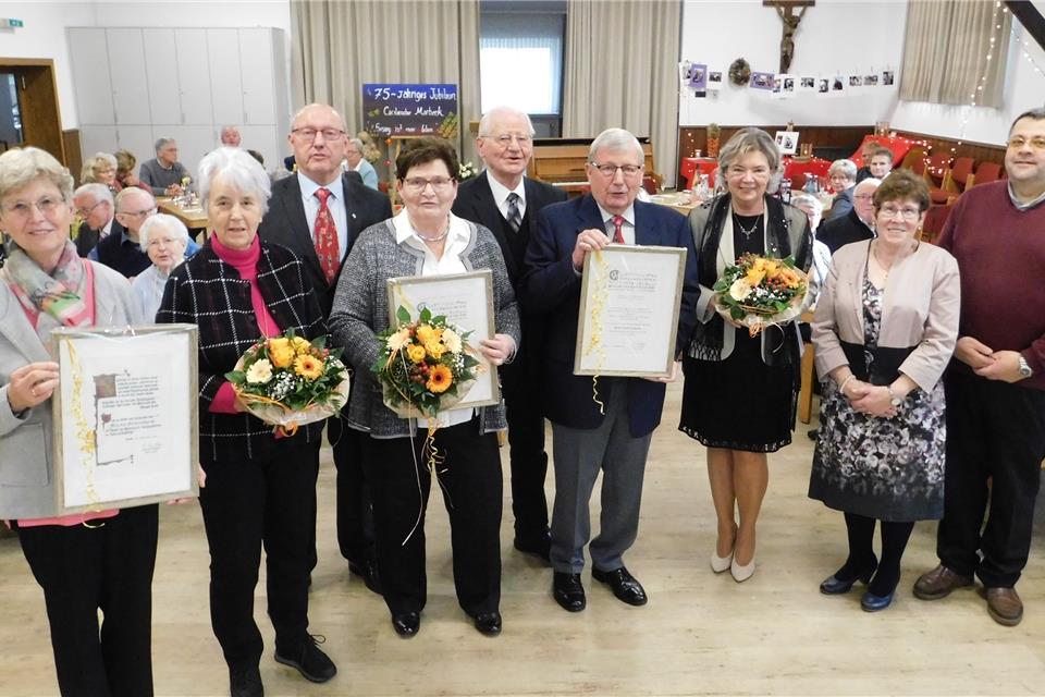 Die Jubilare Marlis Grotendorst und Mia Katemann wurden für 40 Jahre sowie Hedwig Sundrum und Heinrich Grotendorst für 60 Jahre Mitgliedschaft im Kirchenchor St. Michael vom Vorsitzenden Hermann-Josef Vorholt, von Präses Pfarrer Hans Ludger, Chorleiterin Brigitta Malyszek, Helga Schröer, zweite Vorsitzende, und Pfarrer Vasilicia Pana geehrt.