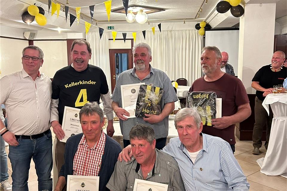 Kellerkinder feiern 50-jähriges Jubiläum  Die Jubilare der Kellerkinder Fliederbusch: Herbert Siek (vertreten von seinem Sohn Christian), Werner Busch, Heinz Finke, Jürgen Müssner (oben von links), Willi Lechtenberg, Uwe Hübers und Heinz Lechtenberg (unten von links).