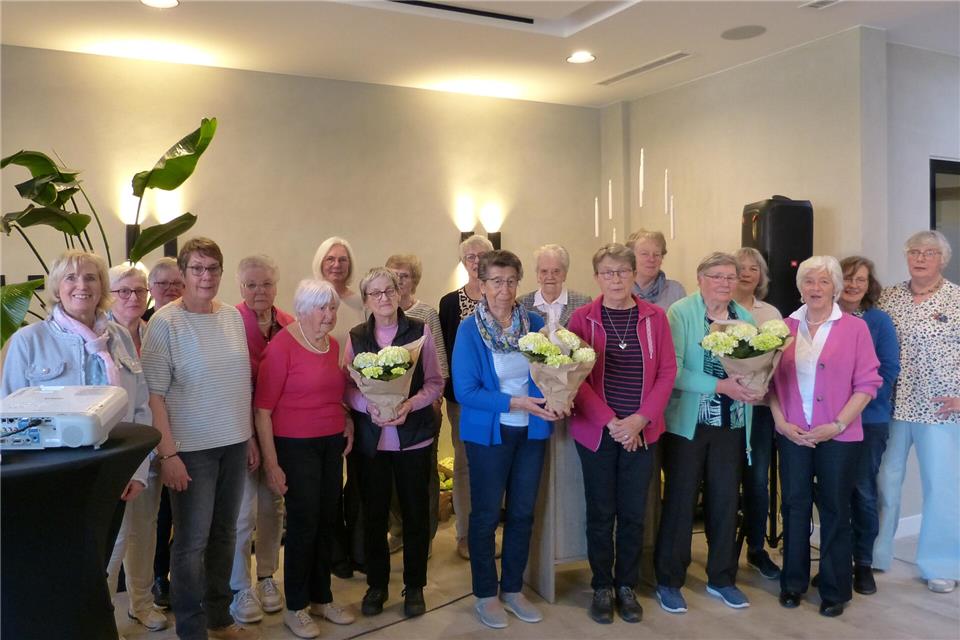 Die Jubilare und das Team: Irmgard Cluse, Gerlinde Wenzelmann, Lydia Limberg, Claudia Buskamp, Hedwig Baumeister,Ursula Slickers, Annemarie Volmer, Maria Nießing, Elisabeth Terhart, Brigitte Hadder, Christel Wellkamp, Maria Heyng, Agnes Loker, Maria Möllmann, Irmgard Rickert, Hanni Brings, Marietheres Brömmel und Martha Eming.