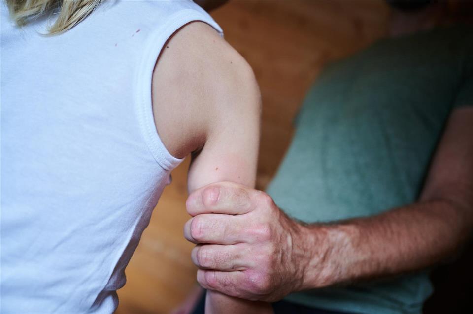 Die Jugendämter stellten 2024 bei rund 72.800 Kindern oder Jugendlichen eine Gefährdung fest. (Symbolbild)Annette Riedl/dpa