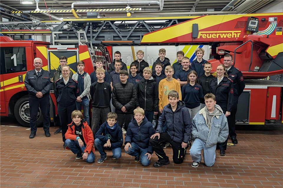 Die Jugendfeuerwehr Borken hat sich im Feuerwehrgerätehaus getroffen. Mit dabei waren (jeweils von links):obere Reihe: Noah Hilvert, Nils Tünsmann, Luis Gehling, Lasse Flagmeier, Valentin Wiechert3. Reihe: Stefan Döking, Tim Streuer, Jonas Ridder, Alex Hertog, Ben Steverding, Fabian Zweil, Julian Schreiber, Paul Doods, Luca Becker, Martin Röskenbleck2. Reihe: Sarah-Lena Schebitz, Luis Dings, Tom Overkamp, Michael Ridder, Arne Cozillius, Sophie Goßling, Verena Wieschen1 Reihe: Armin Mallon, Jayden Leander Wittkamp, Lukas Schmitt, Johannes Hüging, Johannes Jägering.