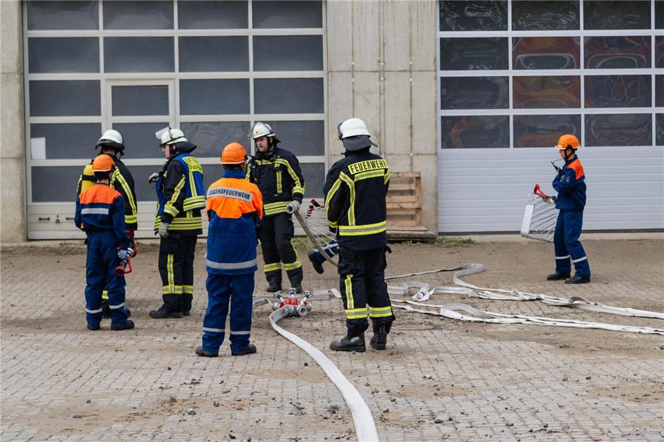 Die Jugendfeuerwehr musste Personen aus einem brennenden Gebäude retten - es handelte sich um eine Übung mit Darstellern.