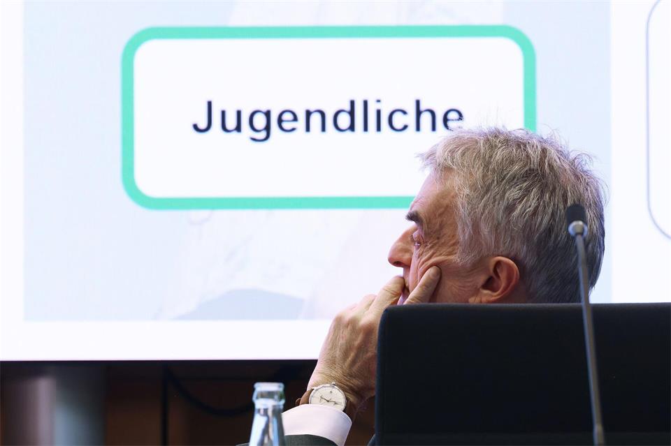Die Jugendkriminalität sinkt weiter. (Archivbild) David Young/dpa