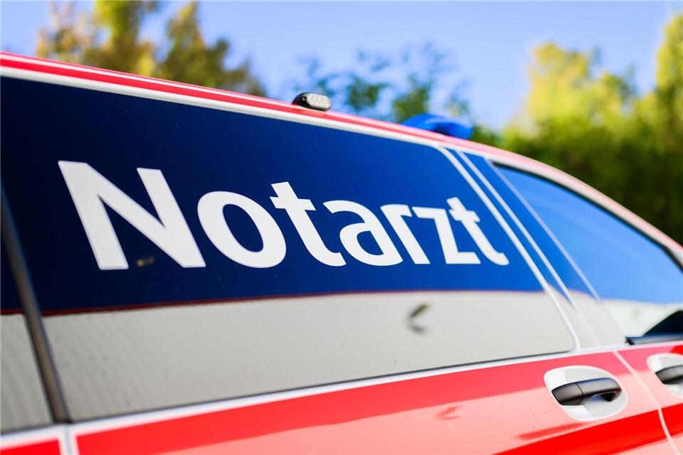 Die Jugendliche erlitt lebensgefährliche Verletzungen. Ein Rettungshubschrauber brachte sie in ein Krankenhaus. (Symbolbild)Julian Stratenschulte/dpa