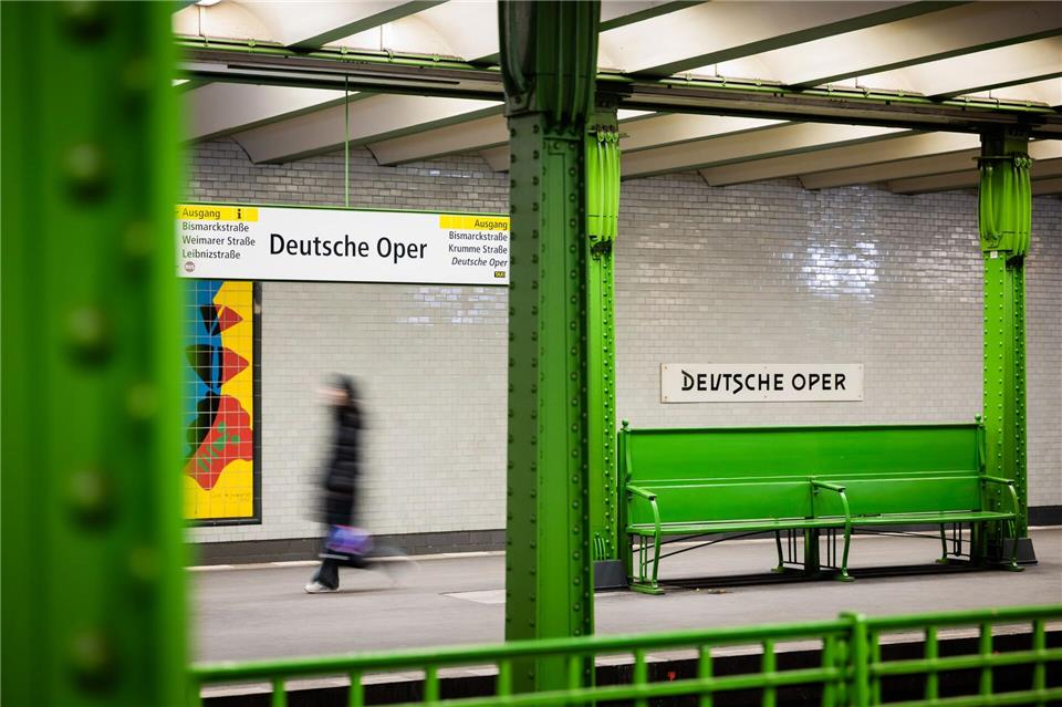 Die Jugendlichen feierten am frühen Samstagmorgen am Bahnsteig der Station Deutsche Oper. (Archivbild)Christoph Soeder/dpa
