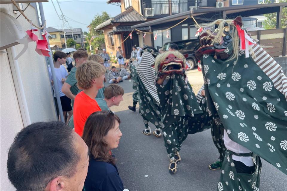 Die Jugendlichen konnten einen traditionellen Drachentanz beim Mukaimachi Ennichi, ein japanisches Sommerfest, besuchen.