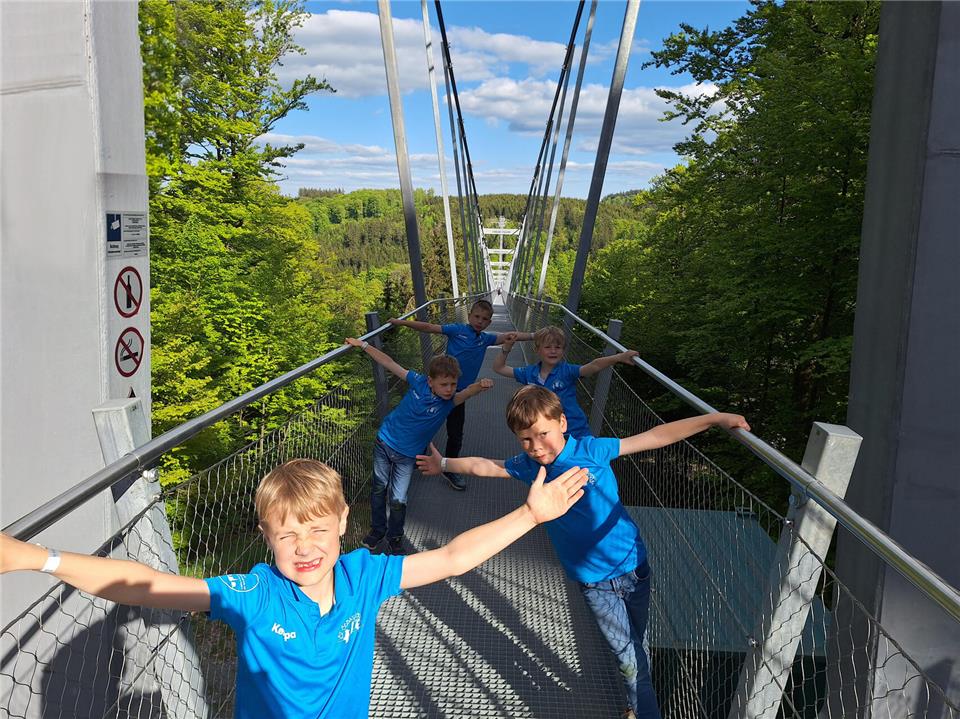 Die Jungen überqueren die 665 Meter lange „Skywalk“-Brücke.
