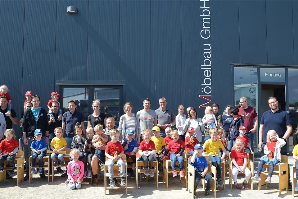 Die Jungen und Mädchen der Don-Bosco-Kita aus Lembeck haben bei Möbel Pass Kinderstühle für die Grillsaison gebaut.