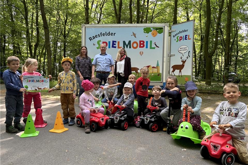 Die Jungen und Mädchen der Kita „Waldwurm“ aus Raesfeld haben das neue Spielmobil getestet. Katharina Zeptner, Reinhard Nießing und Maria Kowalsky (v. l.) haben das Projekt vorgestellt.