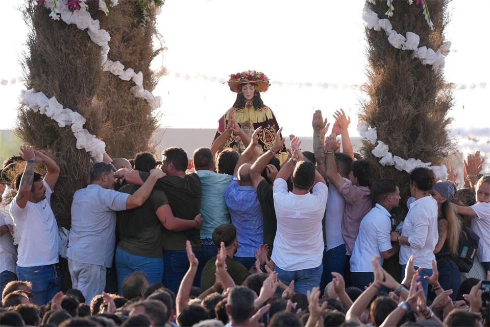Die Jungfrau von El Rocio wird durch die Straßen des Weilers El Rocio getragen, um in die Stadt Almonte gebracht zu werden.Joaquín Corchero/EUROPA PRESS/dpa