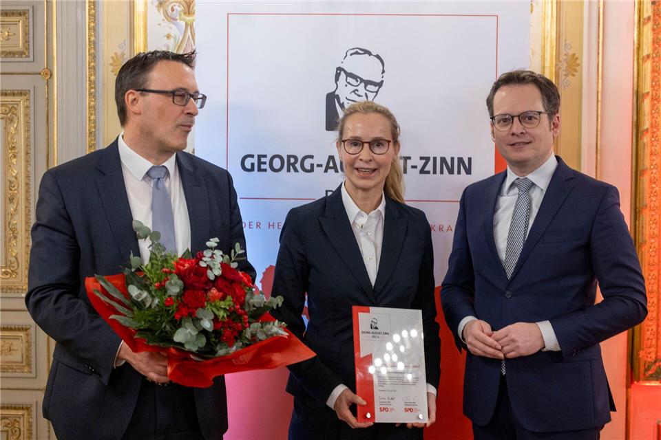 Die Juristin Frauke Brosius-Gersdorf ist von der SPD mit dem renommierten Georg-August-Zinn-Preis 2026 ausgezeichnet worden. SPD-Landesvorsitzender Sören Bartol (li) und der Vorsitzende der SPD-Landtagsfraktion Tobias Eckert beglückwünschten die Preisträgerin, deren Kandidatur für eine Richterstelle am Bundesverfassungsgericht im vergangenen Sommer für Konflikte in der schwarz-roten Bundesregierung gesorgt hatte. Helmut Fricke/dpa