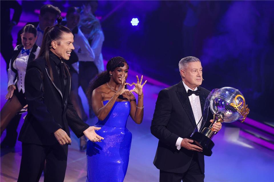 Die Jury vergab viele Höchstwertungen - und brachte den großen Pokal ins Studio.Rolf Vennenbernd/dpa