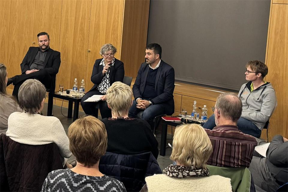 Die KAB diskutiert die Gesundheitsreform mit Toni Schneider (von links), Annette Seiter, Serdar Yüksel MdB und Dr. Laura Dalhaus