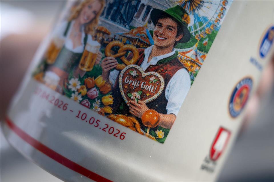 Die KI wars: „Grüs Gott„ statt „Grüß Gott“ steht auf dem Lebkuchenherz, das den Maßkrug ziert.  Lukas Barth-Tuttas/dpa