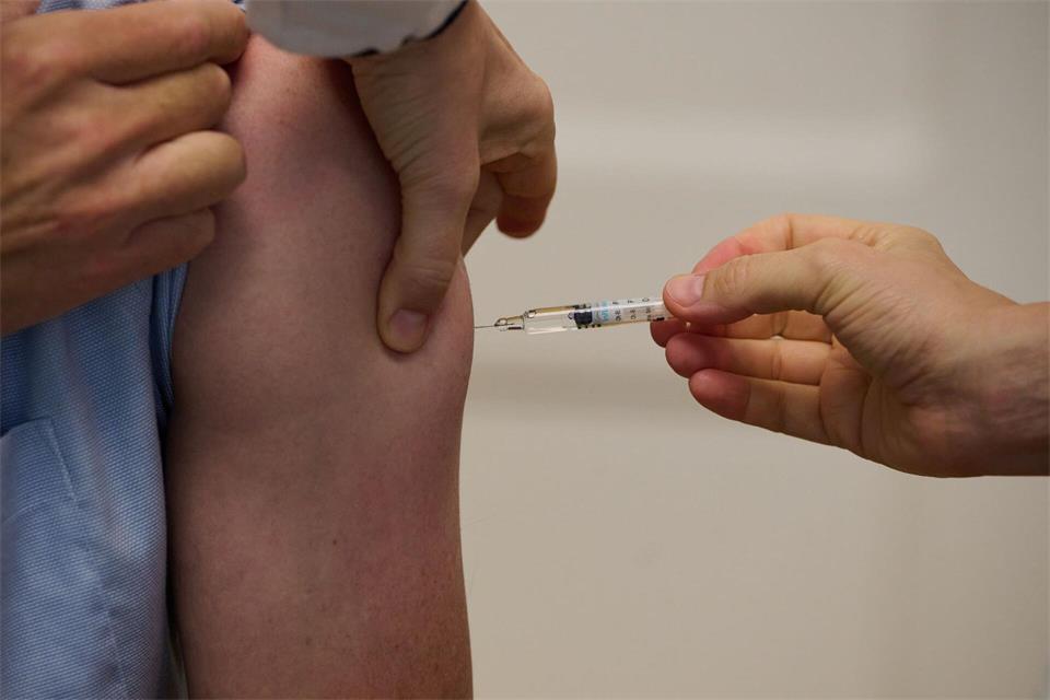 Die KKH Kaufmännische Krankenkasse rät zur Schutzimpfung - so bald wie möglich. (Symbolbild)Katharina Kausche/dpa