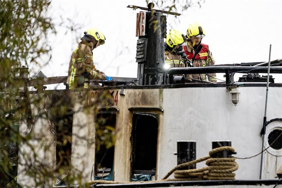 Die Kabine und der Steuerstand des Schiffes auf der Spree in Oberschöneweide etwas nördlich vom Fährterminal Baumschulenstraße stand am Morgen in Vollbrand.Fabian Sommer/dpa