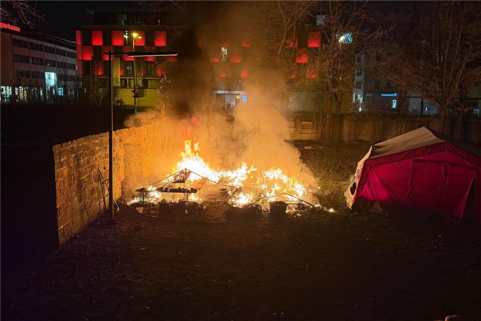 Die Kälteiglus und ein Schutzzelt brannten lichterloh. Kath. Kirchengemeinde Heiliger Martin/dpa