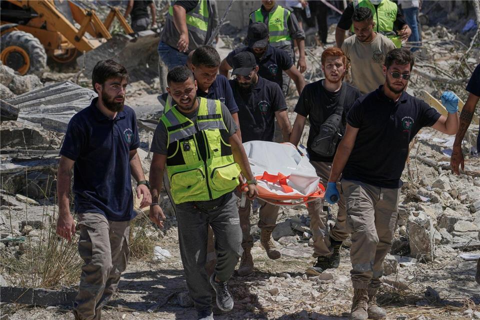 Die Kämpfe zwischen israelischem Militär und Hisbollah gehen trotz jüngster Waffenruhe weiter. Mohammed Zaatari/AP/dpa