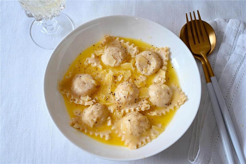 Die Käse-Ravioli sind nicht nur selbstgemacht - sie werden auch in einer köstlichen französischen Buttersauce serviert.Julia Uehren/loeffelgenuss.de/dpa-tmn