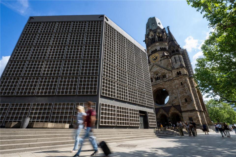 Die Kaiser-Wilhelm-Gedächtnis-Kirche in Charlottenburg ist ein Ziel für Besucher aus aller Welt. (Archivbild)  Monika Skolimowska/dpa