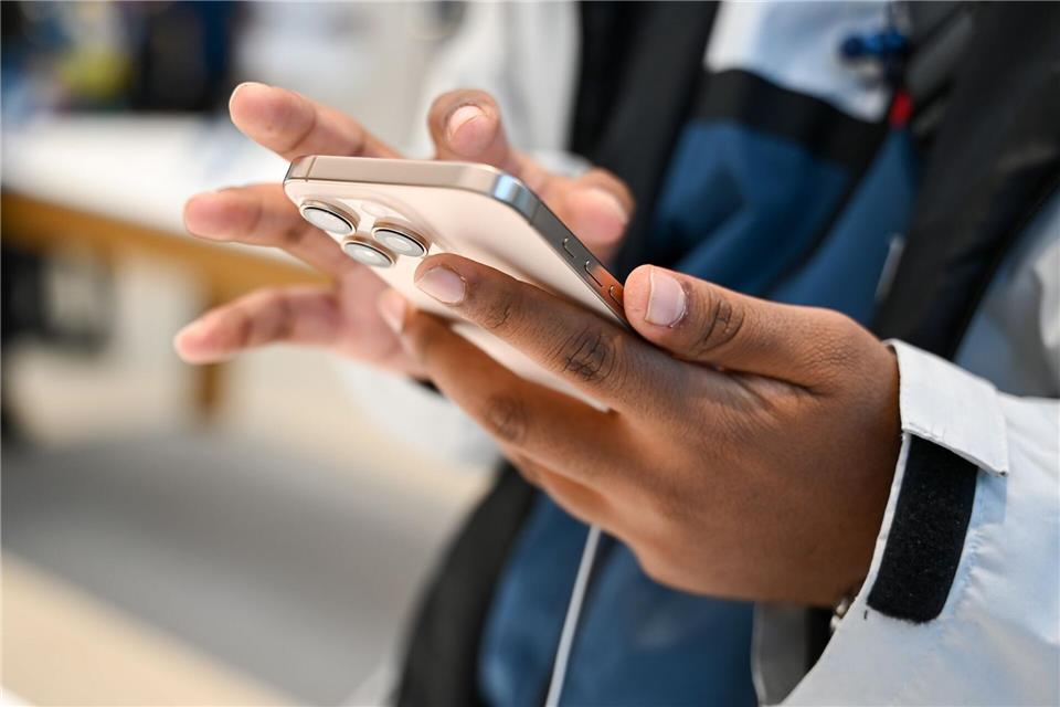 Die Kamera-App startet bislang oft unbeabsichtigt durch einen Wisch nach links: Künftig kann diese Funktion in den Einstellungen abgeschaltet werden.Katharina Kausche/dpa/dpa-tmn