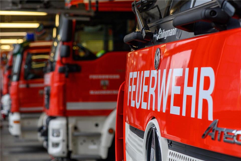 Die Kameraden der Feuerwehr löschten das Fahrzeug fast zwei Stunden lang. (Symbolbild)Klaus-Dietmar Gabbert/dpa